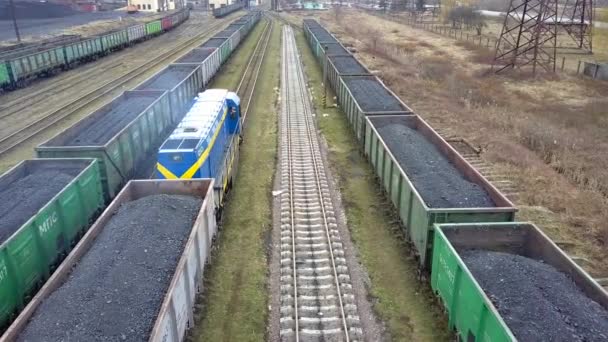 Long Row Train Cargo Cars Loaded Full Fossil Fuel Coal — Stock Video