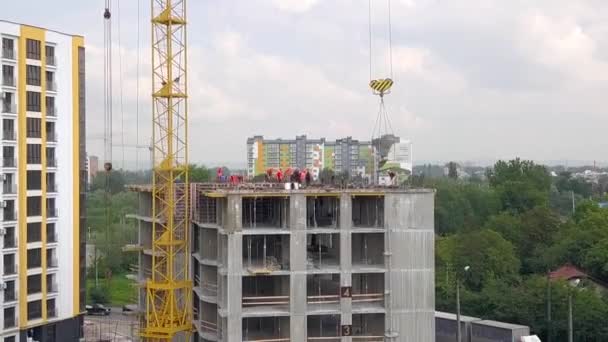 새로운 콘크리트 건물의 현장에서 일하는 봉사자들 — 비디오