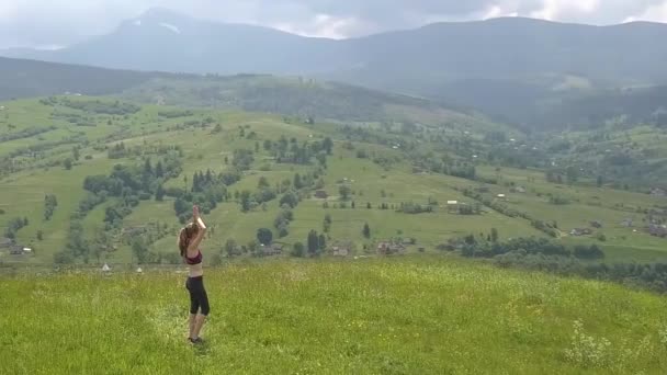 Ung Kvinna Njuter Bergsutsikt Sommardag Slappna Och Meditation Naturmiljö — Stockvideo