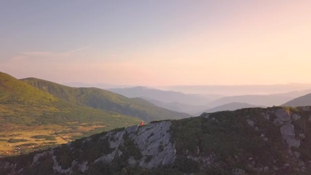 Toeristische Wandelaar Met Een Rugzak Oranje Jasje Wandelen Bergpad Karpaten — Stockvideo