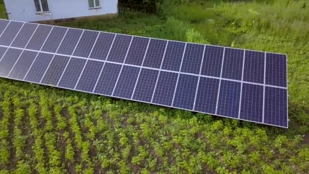 Panneaux Solaires Bleus Pour Une Énergie Propre Sur Herbe Verte — Video