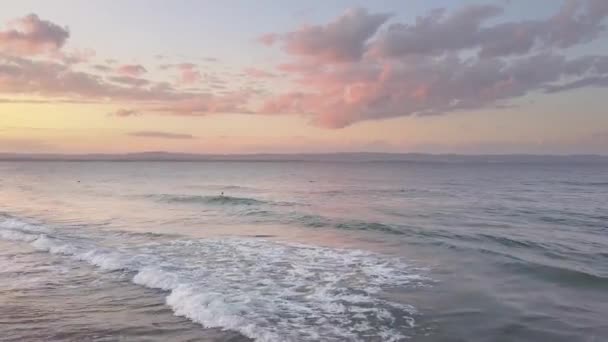Вид Повітря Поверхню Моря Блакитними Хвилями Води Під Небом Заходу — стокове відео