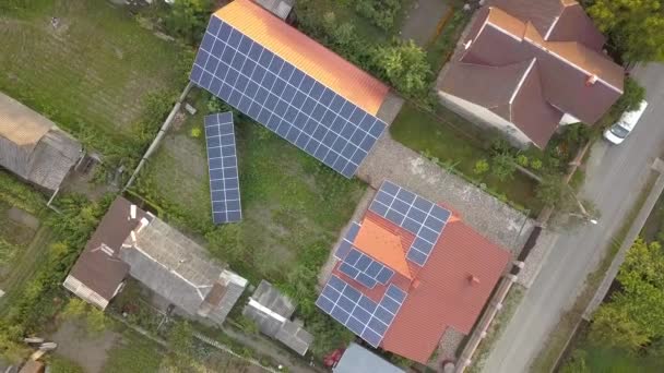 Widok Lotu Ptaka Prywatnego Domu Panelami Słonecznymi Dachu System Fotowoltaiczny — Wideo stockowe