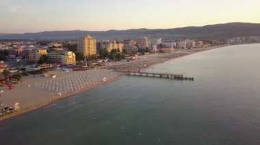 Karadeniz kıyısındaki Sunny Beach şehrinin hava manzarası. Birçok otel binası ve turistik altyapısı olan en iyi kumsal manzarası.