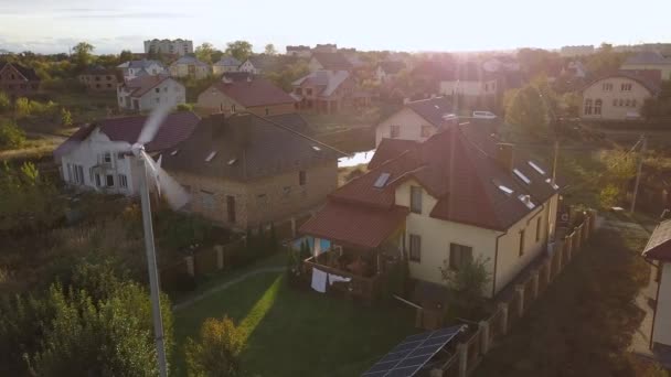 Vista Aérea Uma Casa Particular Residencial Com Painéis Solares Telhado — Vídeo de Stock