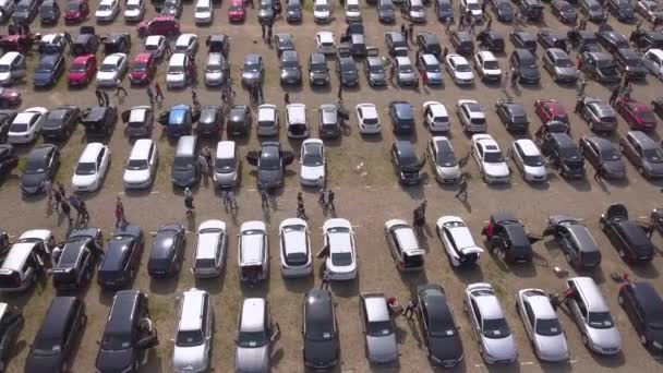 Bovenaanzicht Vanuit Lucht Van Veel Geparkeerde Auto Mensen Die Automarkt — Stockvideo