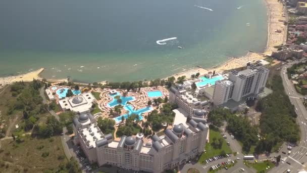 由蓝水游泳池和黄沙海滩组成的海滨酒店的空中俯瞰 — 图库视频影像
