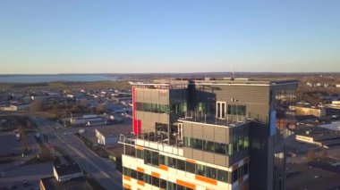 Linkoping City, İsveç 'teki modern ofis binasının havadan görünüşü.