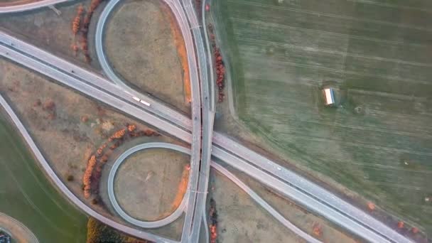 Hareket Halindeki Trafik Arabalarıyla Otoyol Kesişiminin Yukarıdan Aşağı Hava Görüntüsü — Stok video