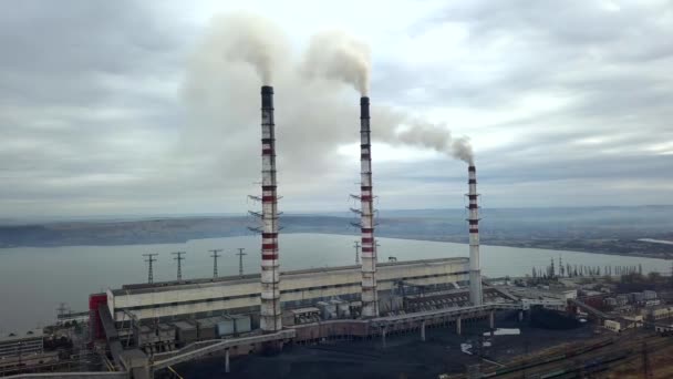 Luftaufnahme Von Hohen Schornsteinen Mit Grauem Rauch Aus Kohlekraftwerken Stromerzeugung — Stockvideo