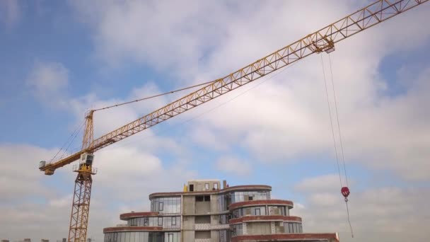 Высокий Промышленный Кран Строительной Площадке Нового Жилого Здания — стоковое видео