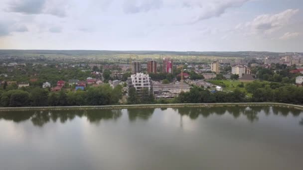ウクライナのイヴァーノ フランキーフスク市の空中写真 町の湖の水に反映都市景観の水背の高い建物 — ストック動画
