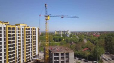 Yeni yerleşim yerinin şantiyesinde yüksek endüstri kulesi vinci.