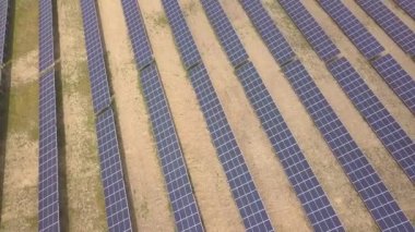 Güneş enerjisi santralinin havadan görüntüsü. Temiz ekolojik enerji üretmek için elektrik panelleri.