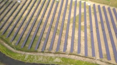 Güneş enerjisi santralinin havadan görüntüsü. Temiz ekolojik enerji üretmek için elektrik panelleri.