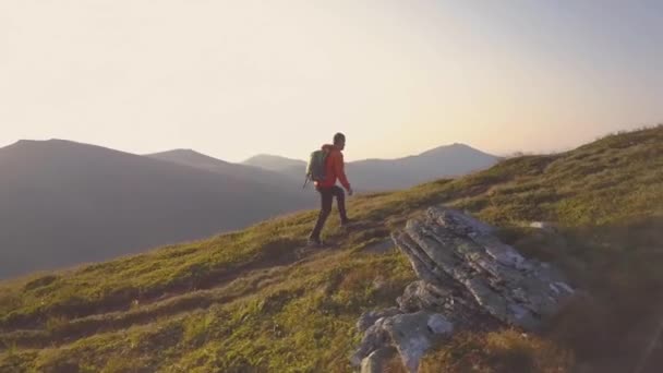 Τουριστικός Πεζοπόρος Σακίδιο Πορτοκαλί Μπουφάν Που Περπατάει Ορεινό Μονοπάτι Στα — Αρχείο Βίντεο