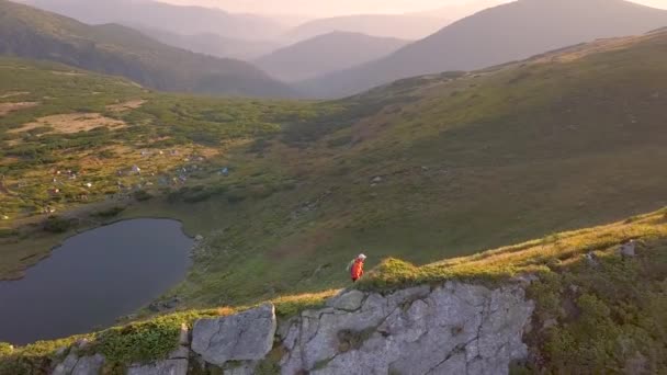 Turistický Ruch Batohu Oranžovém Kabátku Při Procházce Horské Stezce Karpatských — Stock video