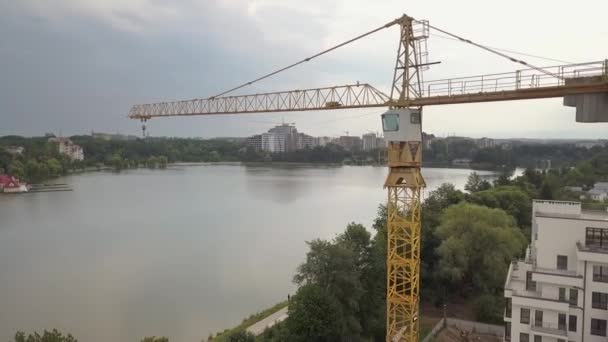 Hoher Industrie Turmdrehkran Auf Baustelle Für Neues Wohnhaus — Stockvideo