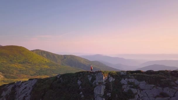 Caminante Turístico Con Una Mochila Caminando Por Sendero Montaña Las — Vídeos de Stock