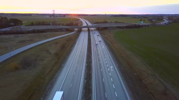 Autopista Con Coches Movimiento Entre Campos Verdes — Vídeo de stock