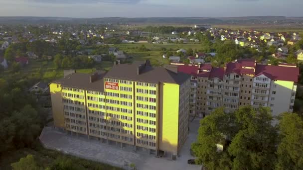 Vista Aérea Prédio Apartamentos Vários Andares Área Residencial Verde — Vídeo de Stock