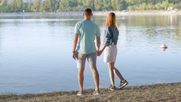 Junges Teenie Paar Geht Händchen Haltend Und Hat Spaß Freien — Stockvideo
