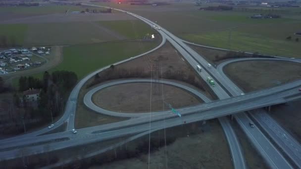 Vista Aérea Arriba Hacia Abajo Intersección Carreteras Con Coches Tráfico — Vídeos de Stock