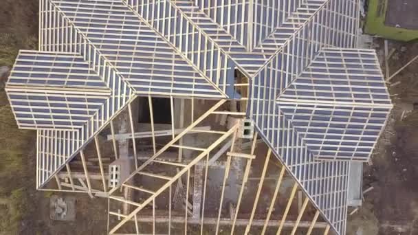 Luftaufnahme Eines Bau Befindlichen Hauses Rohbau Mit Holzrahmen Für Dach — Stockvideo