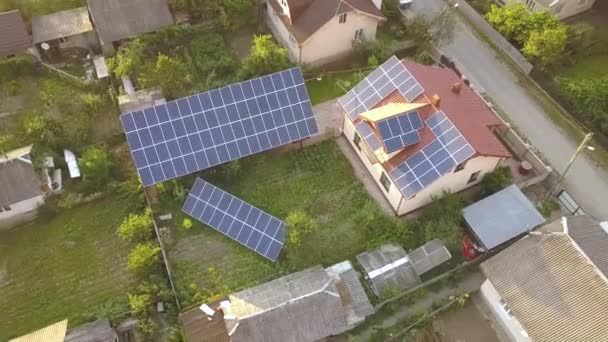 屋根の上に太陽光パネル付きの民家の空中ビュー ビルや地上の再生可能エネルギーのための太陽光発電システム — ストック動画