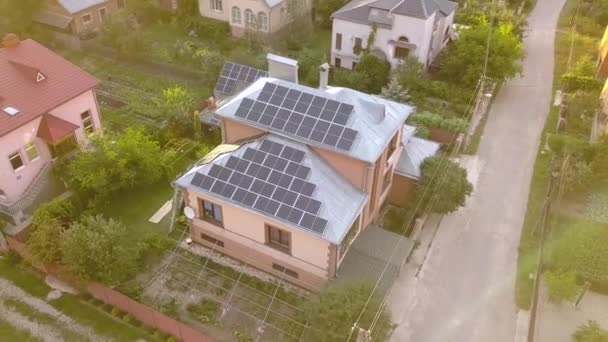 屋根の上に太陽光パネル付きの民家の空中ビュー ビルや地上の再生可能エネルギーのための太陽光発電システム — ストック動画