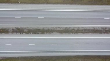 Hızlı hareket eden trafik arabaları olan bir yolun havadan aşağı görüntüsü.