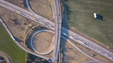 Hareket halindeki trafik arabalarıyla otoyol kesişiminin yukarıdan aşağı hava görüntüsü. 