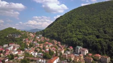 Romanya 'nın Transilvanya kentinde yer alan Brasov kentinin havadan görünüşü. Büyük Karpat dağlarıyla çevrili eski mimari yoğun yeşil ormanlarla kaplı..
