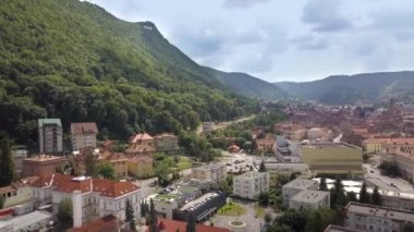 Romanya 'nın Transilvanya kentinde yer alan Brasov kentinin havadan görünüşü. Büyük Karpat dağlarıyla çevrili eski mimari yoğun yeşil ormanlarla kaplı..