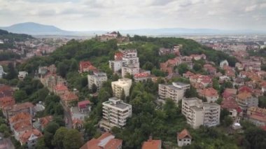 Romanya 'nın Transilvanya kentinde yer alan Brasov kentinin havadan görünüşü. Büyük Karpat dağlarıyla çevrili eski mimari yoğun yeşil ormanlarla kaplı..