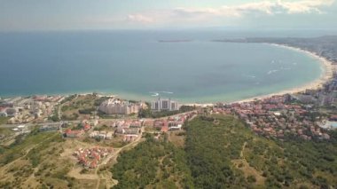 Karadeniz kıyısındaki Sunny Beach şehrinin hava manzarası. Birçok otel binası ve turistik altyapısı olan en iyi kumsal manzarası.