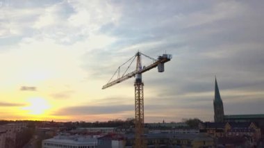 Yeni konut kulesi vincinin havadan görüntüsü.