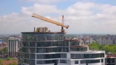 Yeni yerleşim yerinin şantiyesinde yüksek endüstri kulesi vinci.