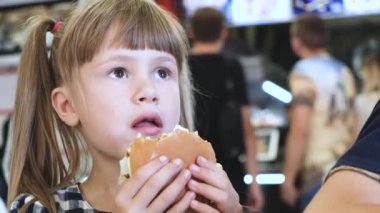 Restoranda fast food yiyen güzel çocuk kız.
