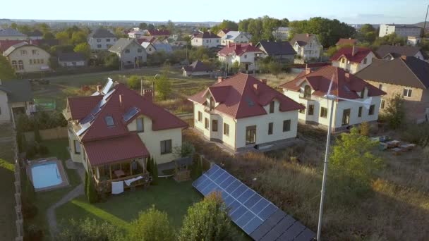 Vista Aérea Una Casa Privada Residencial Con Paneles Solares Techo — Vídeos de Stock