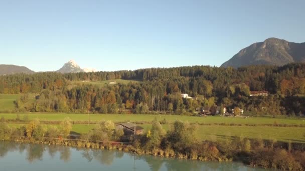 Vista Aérea Prados Verdes Con Pueblos Bosques Los Alpes Austriacos — Vídeos de Stock