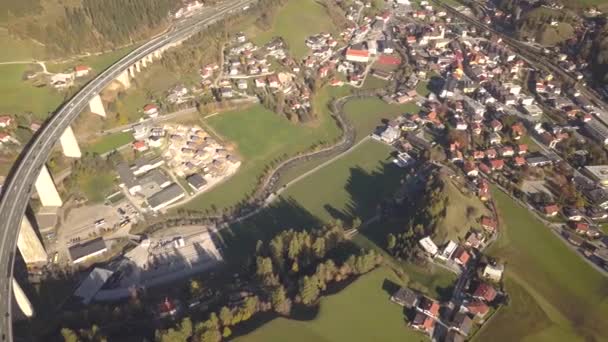 Vista Aérea Carretera Interestatal Puente Con Tráfico Rápido Movimiento Entorno — Vídeos de Stock