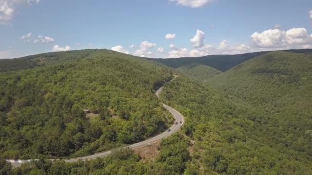 Widok Powietrza Krętej Drogi Koszenia Samochodów Osobowych Ciężarowych Wysokiej Góry — Wideo stockowe