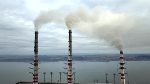 Flygfoto Över Höga Skorstenspipor Med Grå Rök Från Kolkraftverk Produktion — Stockvideo