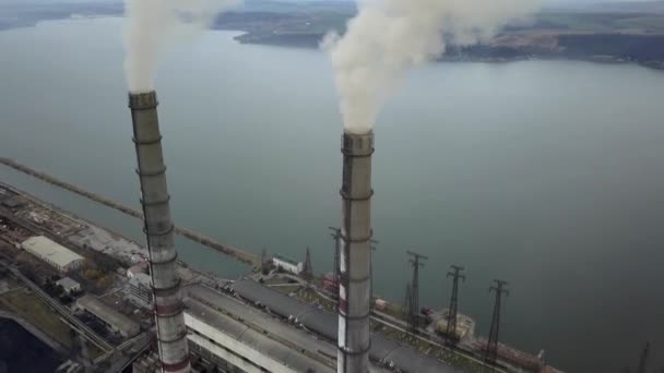 Kömür Santralinden Gelen Gri Dumanlı Yüksek Baca Borularının Havadan Görüntüsü — Stok video