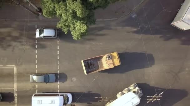 ラッシュ時の交通車と忙しい街の通りの空中トップダウンビュー — ストック動画