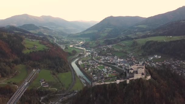 Luchtfoto Van Snelweg Italiaanse Alpen Met Snel Rijdend Verkeer Landelijk — Stockvideo