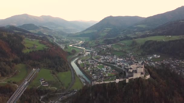 Vue Aérienne Route Autoroutière Interétatique Dans Les Alpes Italiennes Avec — Video