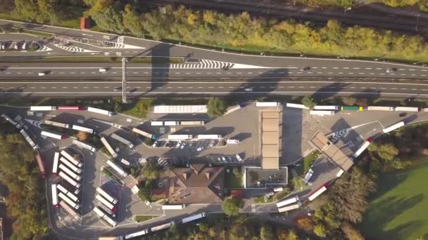 Vista Aérea Arriba Hacia Abajo Carretera Carretera Interestatal Con Tráfico — Vídeos de Stock