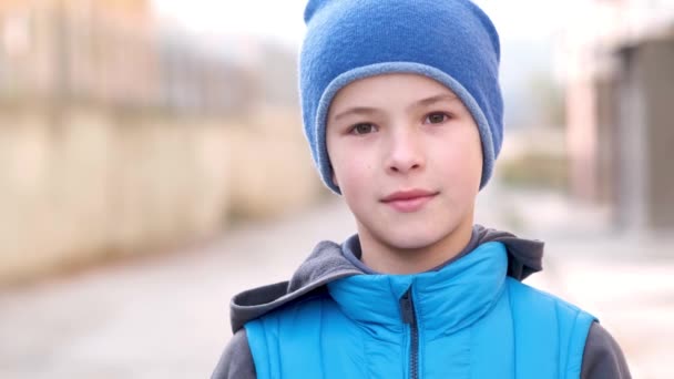 Porträtt Glad Pojke Varma Kläder Hösten Utomhus — Stockvideo